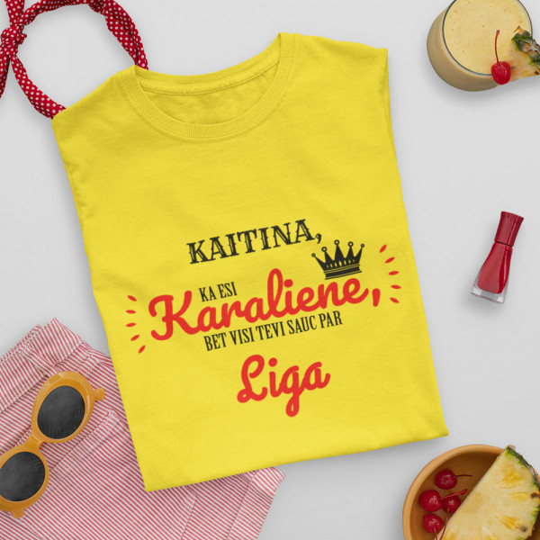 Sieviešu T-krekls "Kaitina, ka esi karaliene" ar Jūsu izvēlētu vārdu
