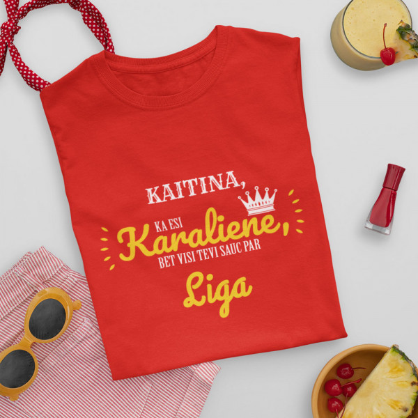 Sieviešu T-krekls "Kaitina, ka esi karaliene" ar Jūsu izvēlētu vārdu