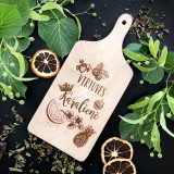 Koka virtuves dēlītis ar gravējumu "Virtuves karaliene"