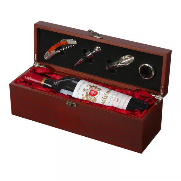 Vīna piederumu komplekts elegantā kastē (ar gravēšanas iespēju par papildu samaksu)