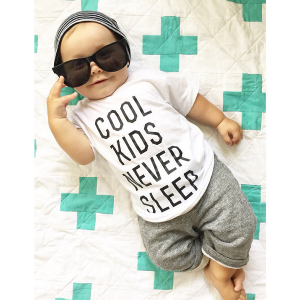 Bērnu T-krekls "Cool Kids Never Sleep"