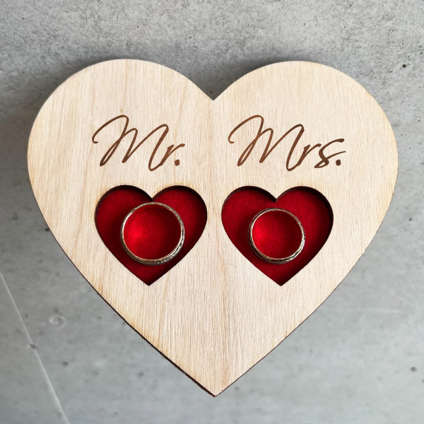Gravēts koka paliktnis laulības gredzeniem "Mr ir Mrs"