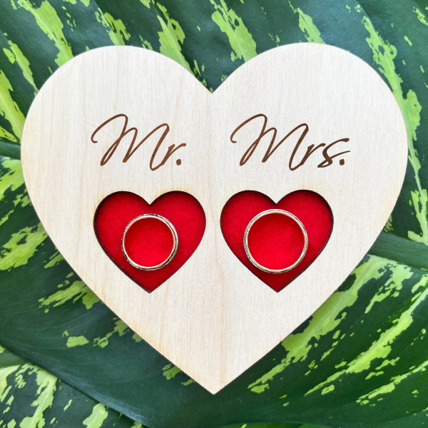 Gravēts koka paliktnis laulības gredzeniem "Mr ir Mrs"