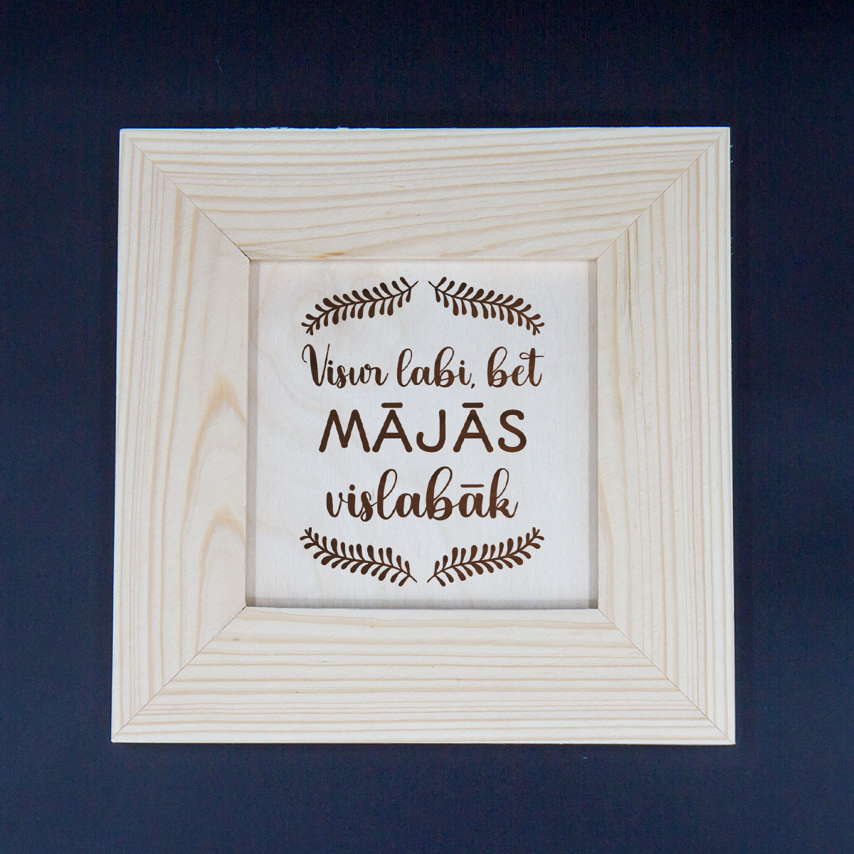 Koka gravētais rāmis