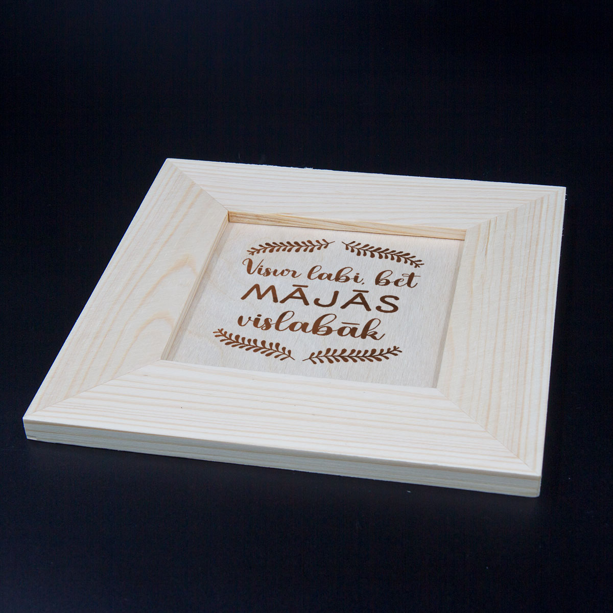 Koka gravētais rāmis