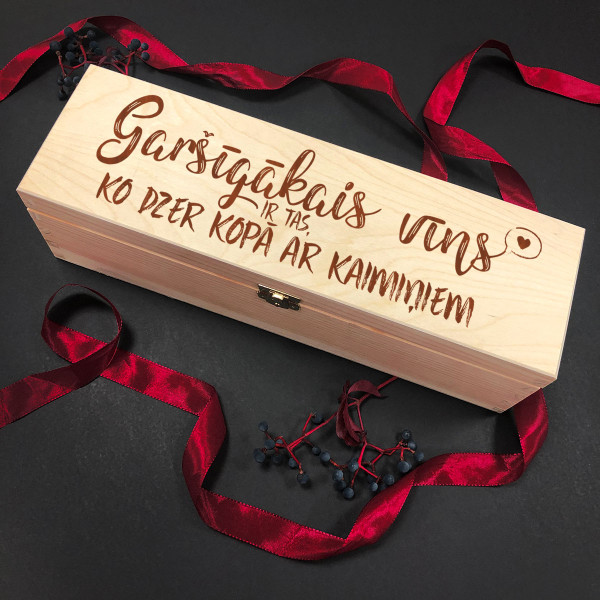 Koka kaste pudelei "Gardākais vīns, ko dzert ar kaimiņiem" Koka kaste pudelei "Gardākais vīns, ko dzert ar kaimiņiem"