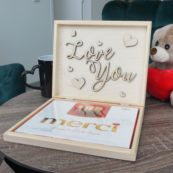Koka kastīte ar šokolādi "Love you"