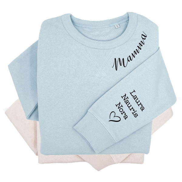 UNISEX pasteļkrāsas Sully džemperis "Mamma" ar bērnu vārdiem uz piedurknes UNISEX pasteļkrāsas Sully džemperis "Mamma" ar bērnu vārdiem uz piedurknes