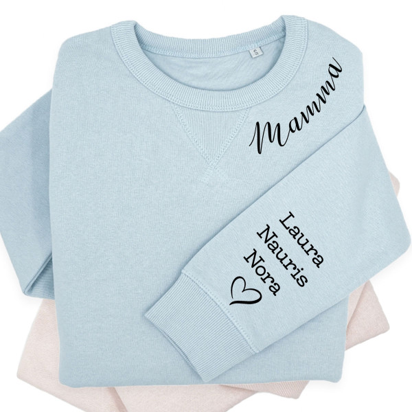 UNISEX pasteļkrāsas Sully džemperis "Mamma" ar bērnu vārdiem uz piedurknes UNISEX pasteļkrāsas Sully džemperis "Mamma" ar bērnu vārdiem uz piedurknes