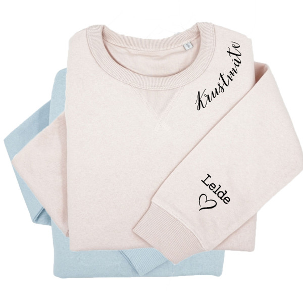 UNISEX pasteļtoņu "Sully" džemperis "Krustmāte" ar bērnu vārdiem uz piedurknes UNISEX pasteļtoņu "Sully" džemperis "Krustmāte" ar bērnu vārdiem uz piedurknes