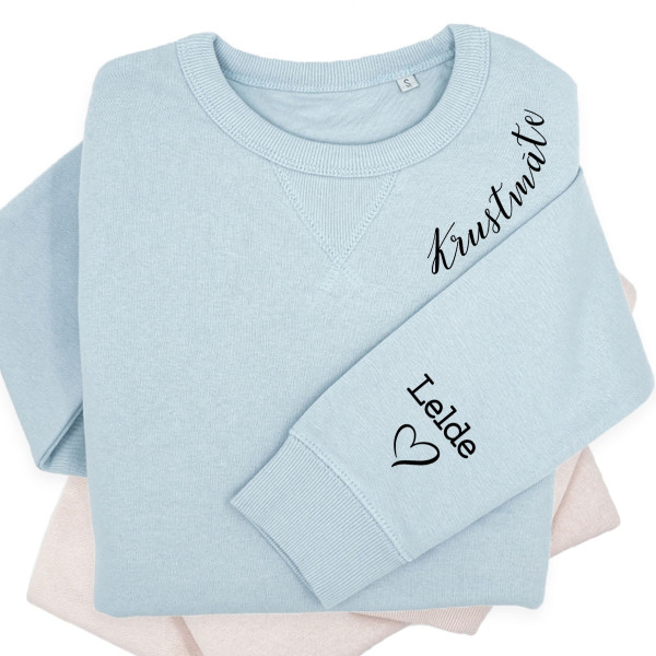 UNISEX pasteļtoņu "Sully" džemperis "Krustmāte" ar bērnu vārdiem uz piedurknes UNISEX pasteļtoņu "Sully" džemperis "Krustmāte" ar bērnu vārdiem uz piedurknes