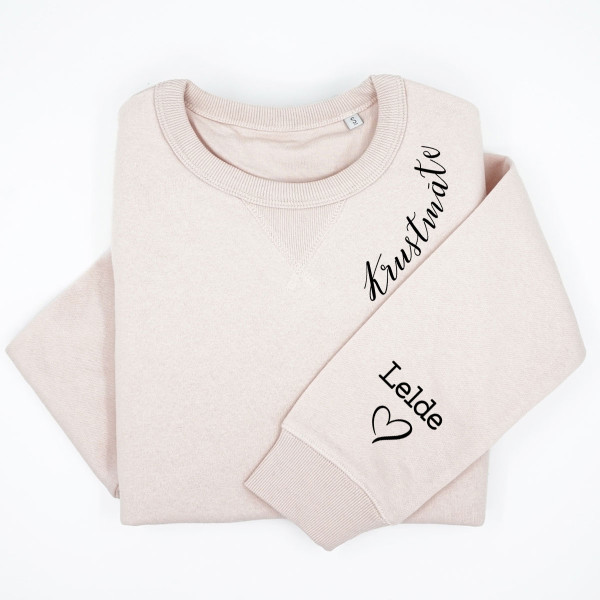 UNISEX pasteļtoņu "Sully" džemperis "Krustmāte" ar bērnu vārdiem uz piedurknes UNISEX pasteļtoņu "Sully" džemperis "Krustmāte" ar bērnu vārdiem uz piedurknes