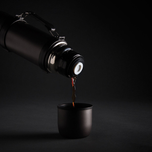 Vakuuma termoss ar 2 krūzītēm "Swiss Peak" (0,7 l) (ar iespēju iegravēt par papildu samaksu)