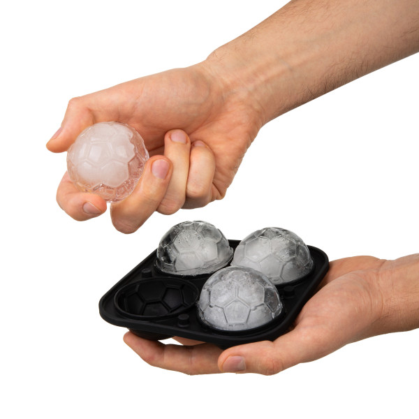 Viskija un futbola fana komplekts: glāze un ledus formiņas