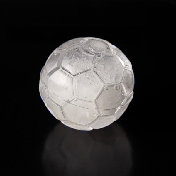 Viskija un futbola fana komplekts: glāze un ledus formiņas